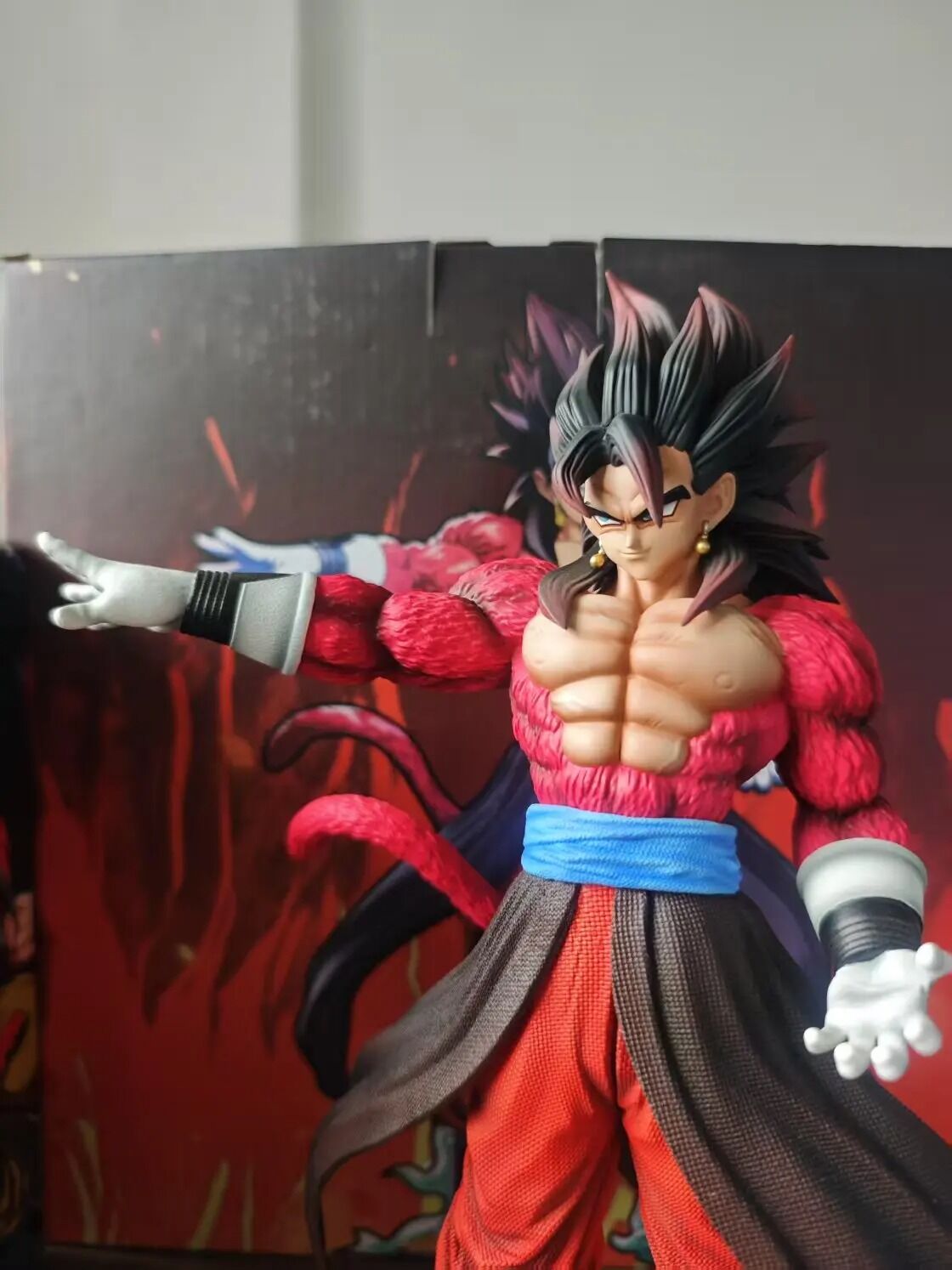 Figurine Vegito Super Saiyan 4 – Dragon Ball Xeno – 30 cm – fourrure rouge, cheveux noirs, posture dynamique