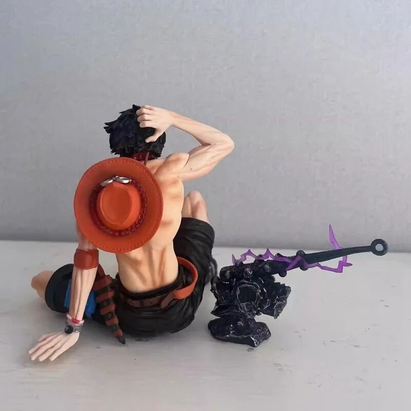 Figurine de Portgas D. Ace assis – One Piece – 12 cm avec chapeau, collier et tatouages.