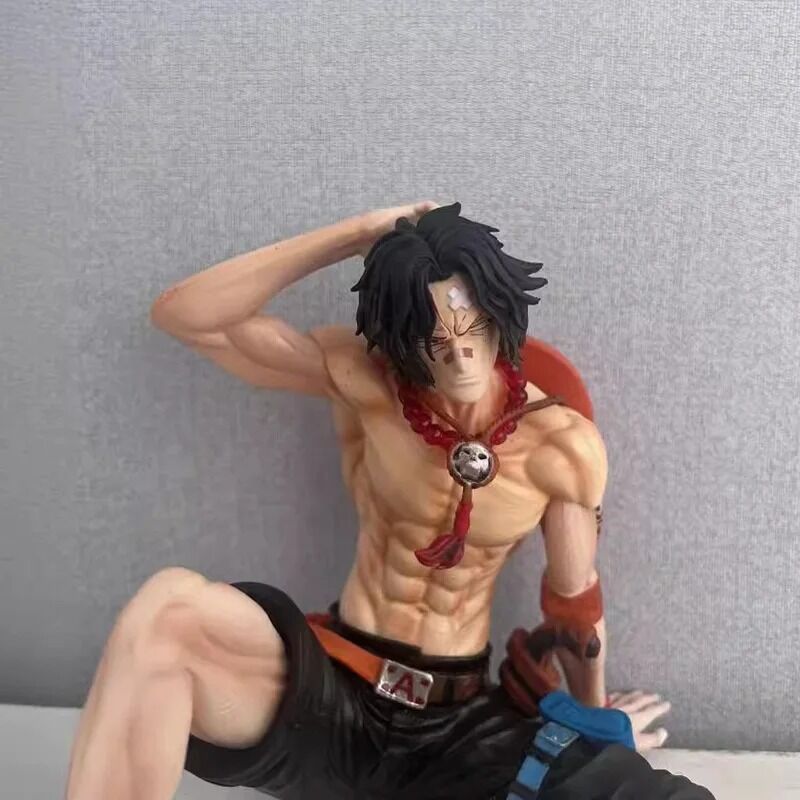 Figurine de Portgas D. Ace assis – One Piece – 12 cm avec chapeau, collier et tatouages.