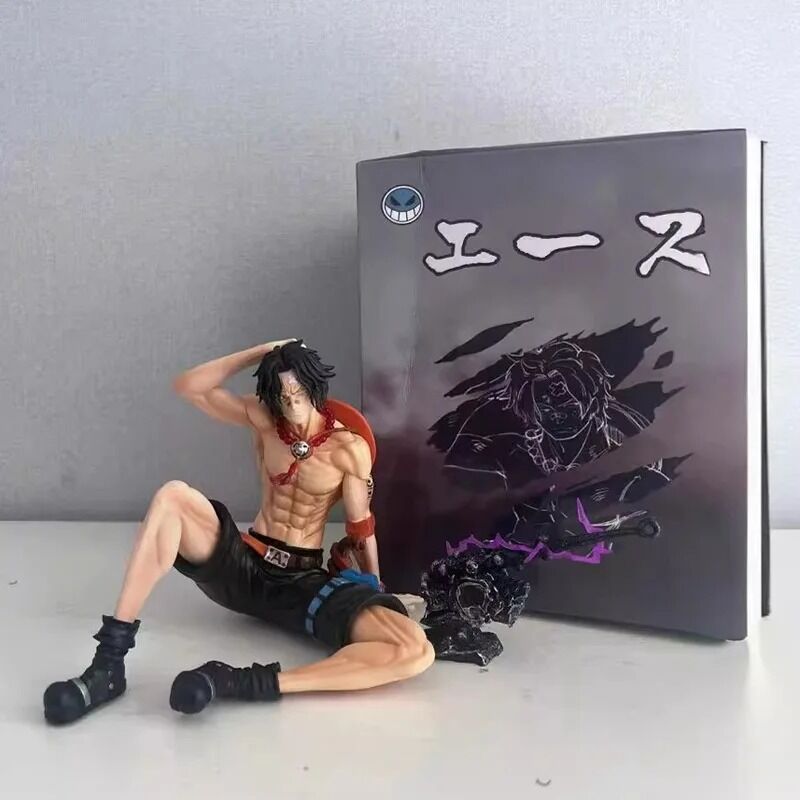 Figurine de Portgas D. Ace assis – One Piece – 12 cm avec chapeau, collier et tatouages.