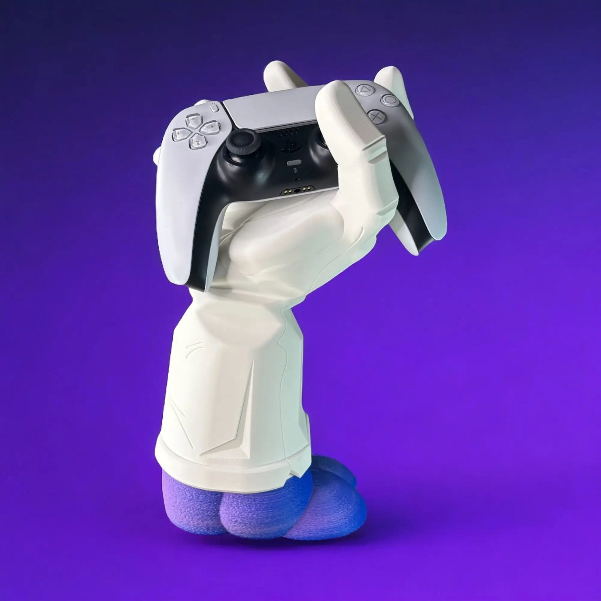 Support manette inspiré de Freezer – Dragon Ball Z – main blanche et base violette – présentation gaming