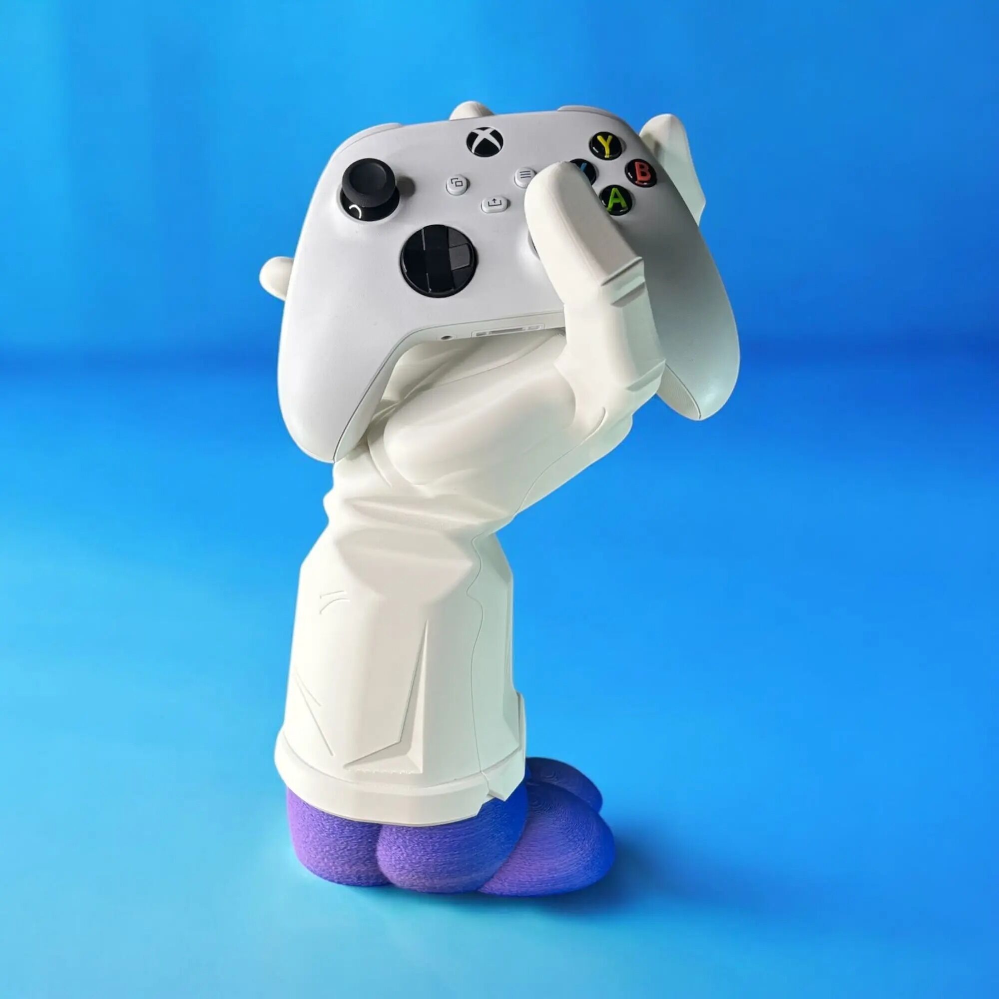 Support manette inspiré de Freezer – Dragon Ball Z – main blanche et base violette – présentation gaming