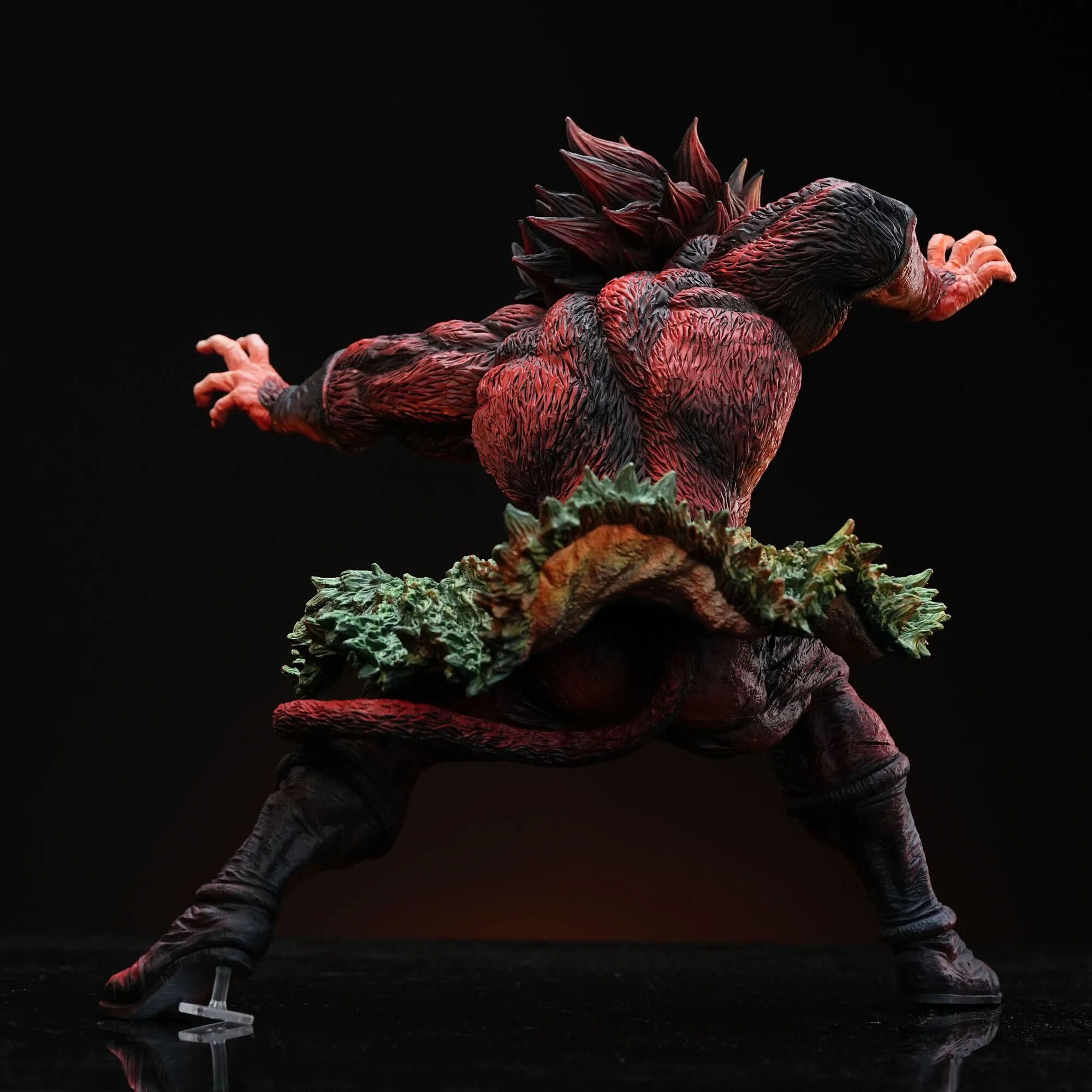 Figurine Broly Super Saiyan 4 – Dragon Ball – 28 cm – posture d’attaque avec boîte illustrée