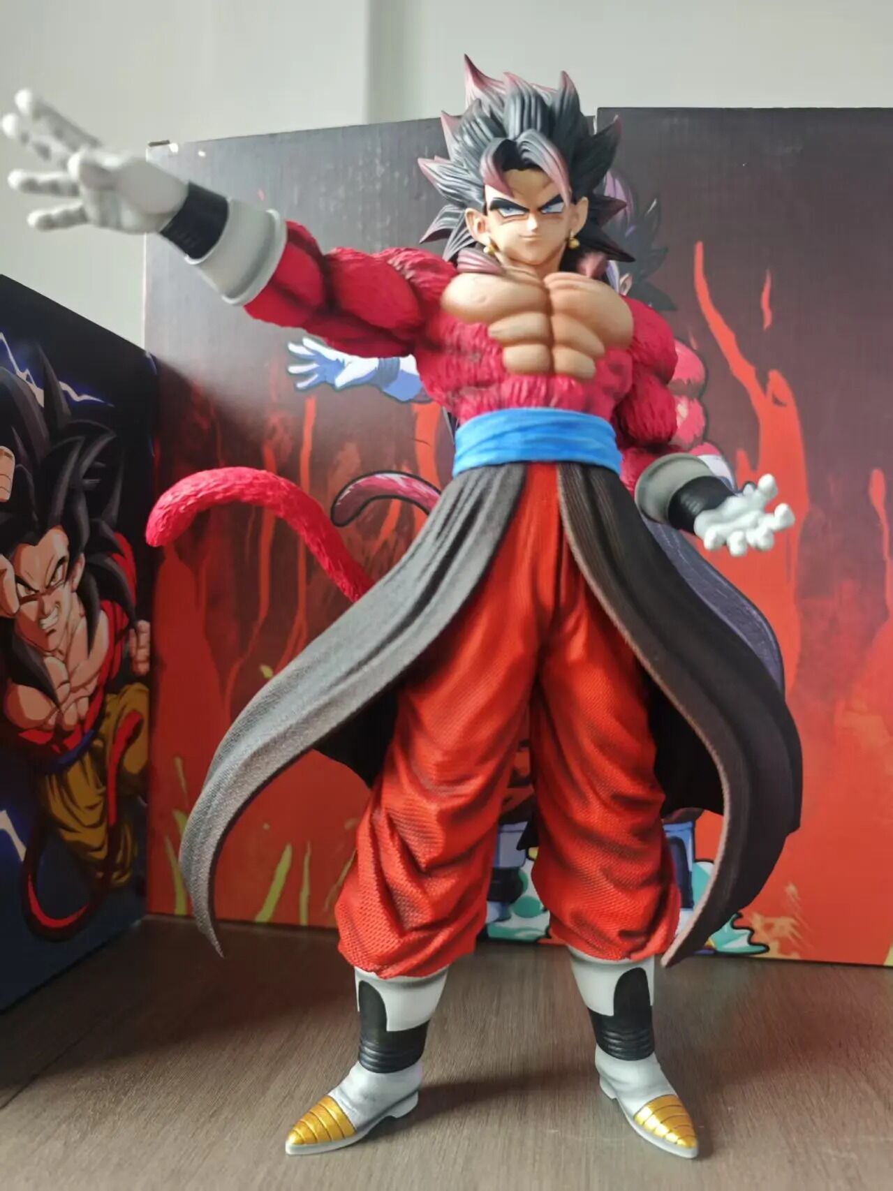 Figurine Vegito Super Saiyan 4 – Dragon Ball Xeno – 30 cm – fourrure rouge, cheveux noirs, posture dynamique
