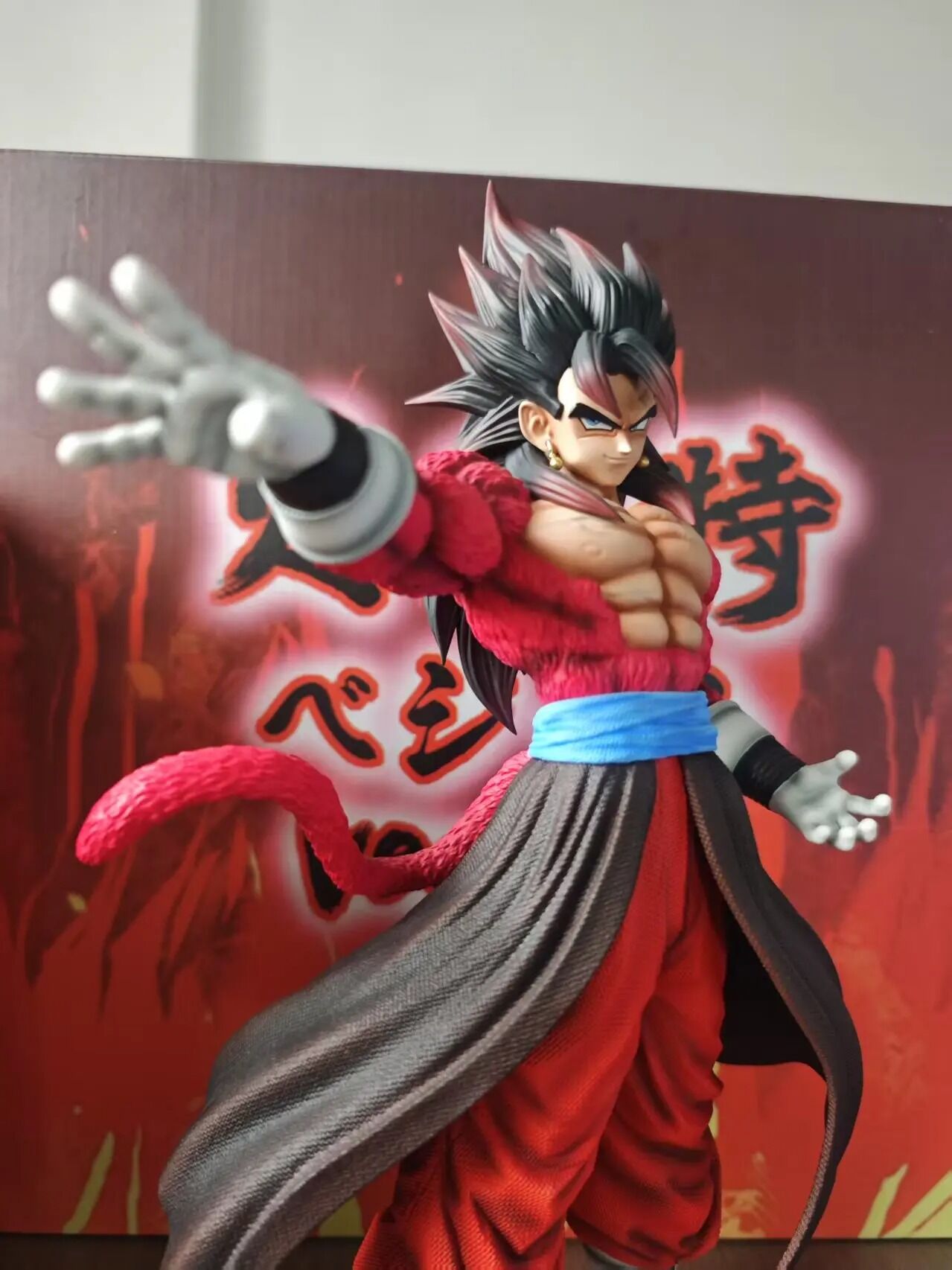 Figurine Vegito Super Saiyan 4 – Dragon Ball Xeno – 30 cm – fourrure rouge, cheveux noirs, posture dynamique
