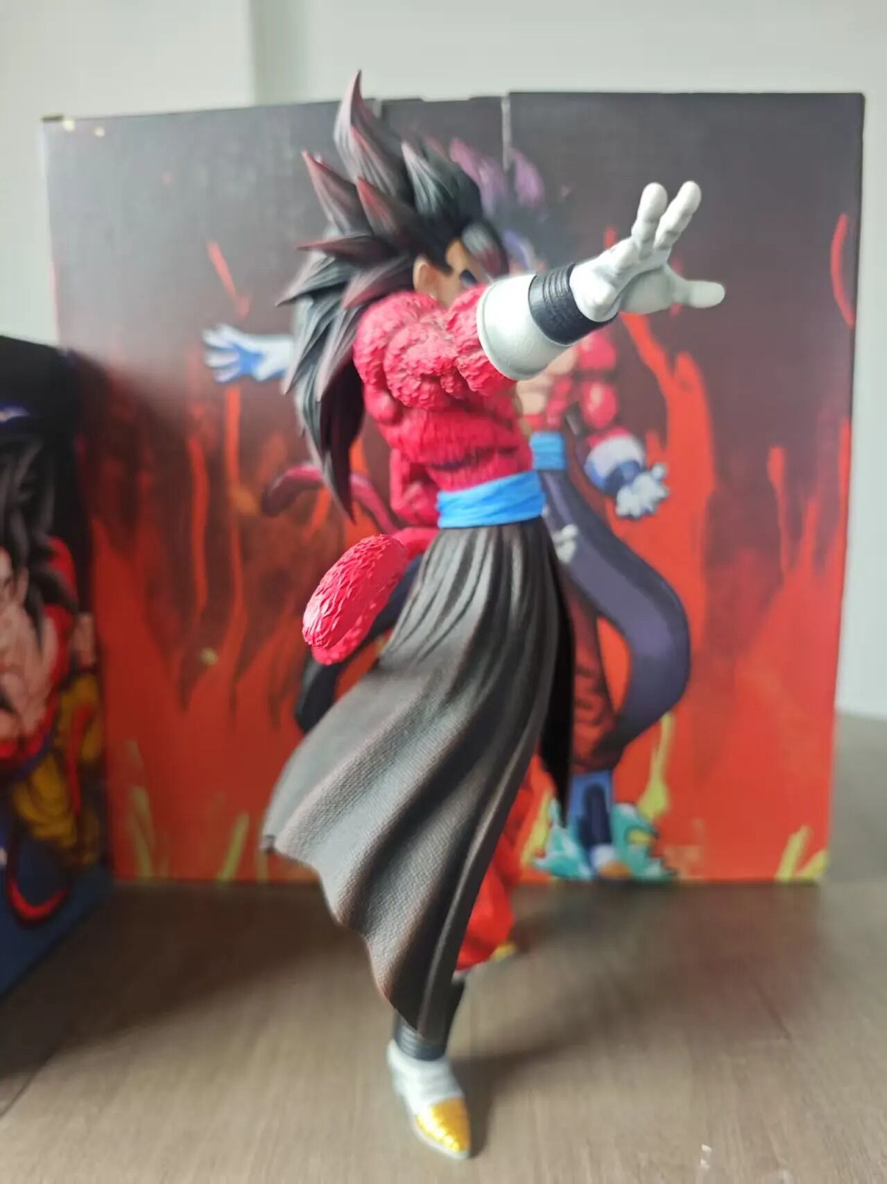 Figurine Vegito Super Saiyan 4 – Dragon Ball Xeno – 30 cm – fourrure rouge, cheveux noirs, posture dynamique