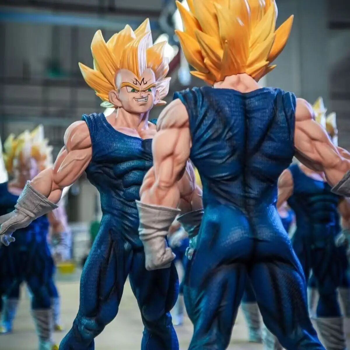 Figurine Vegeta Majin – Dragon Ball Z – 27,5 cm – cheveux Super Saiyan, tenue bleue, symbole “M” sur le front