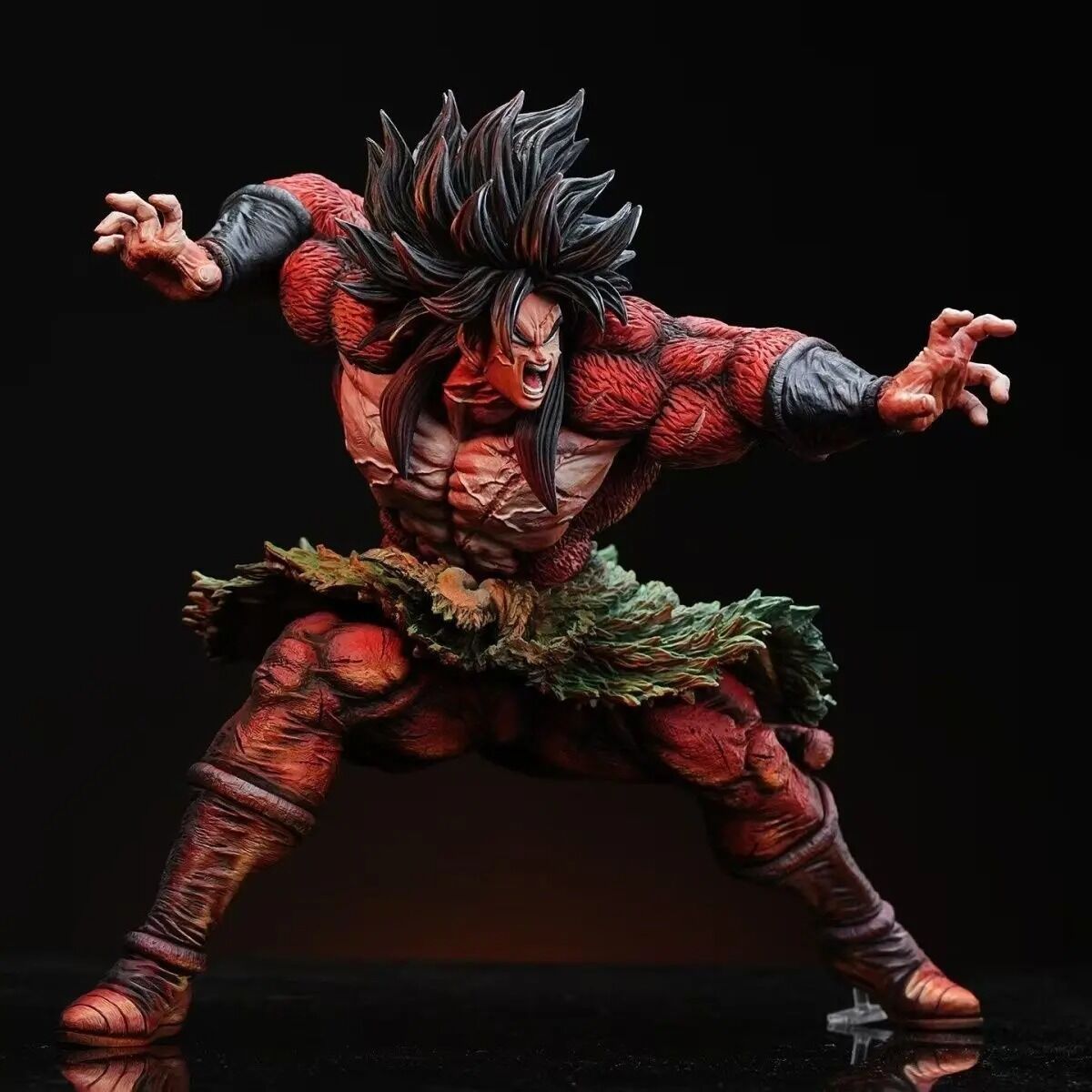 Figurine Broly Super Saiyan 4 – Dragon Ball – 28 cm – posture d’attaque avec boîte illustrée