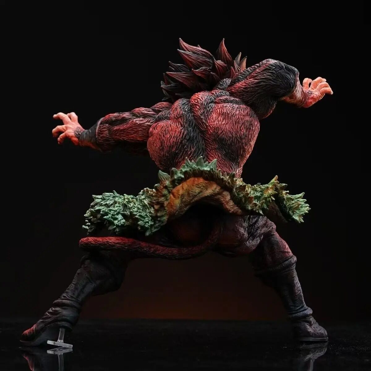 Figurine Broly Super Saiyan 4 – Dragon Ball – 28 cm – posture d’attaque avec boîte illustrée