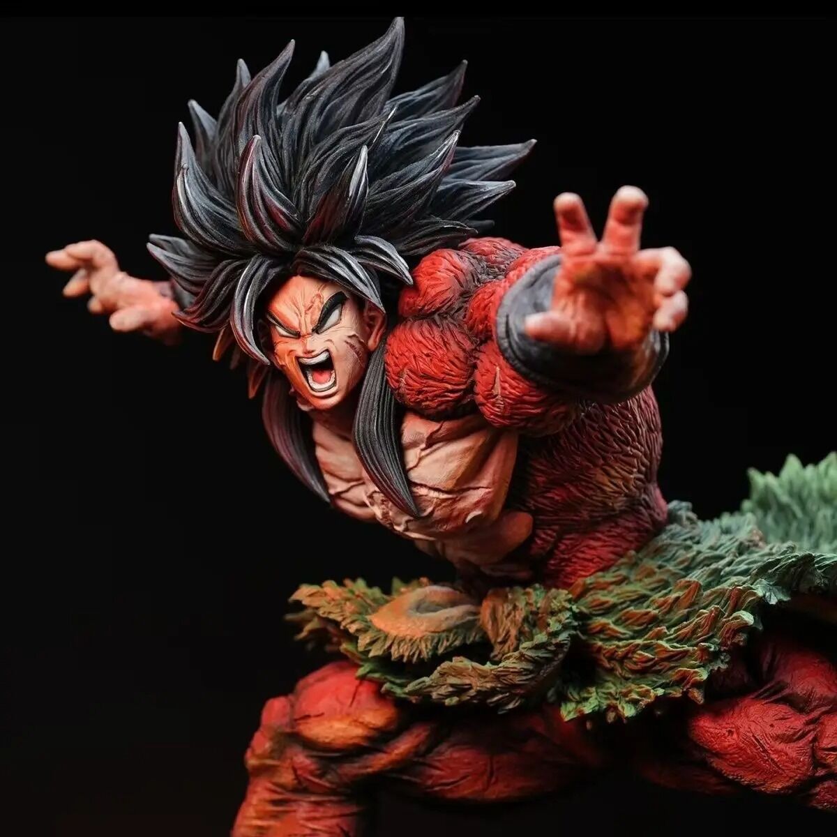 Figurine Broly Super Saiyan 4 – Dragon Ball – 28 cm – posture d’attaque avec boîte illustrée