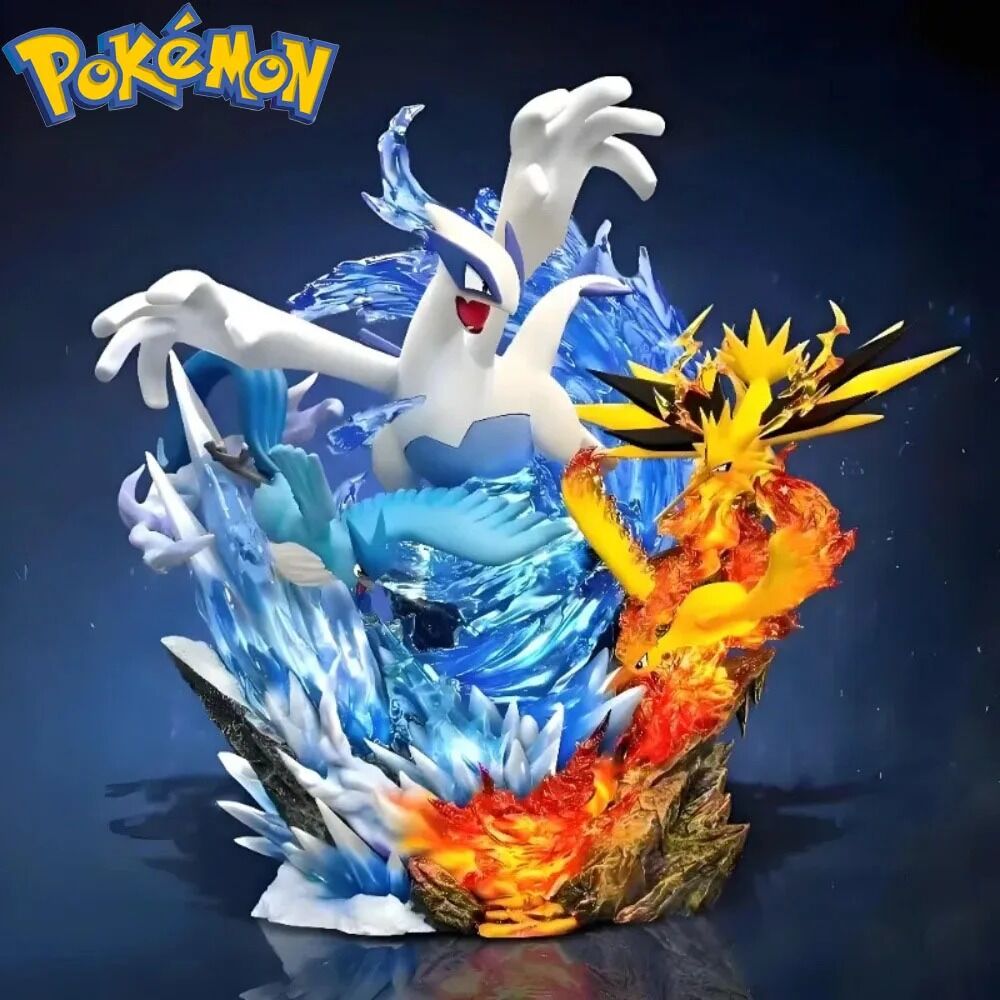 Figurine Pokémon de 31 cm représentant Lugia, Artikodin, Sulfura et Électhor dans une scène dynamique avec eau, glace, feu et éclairs.