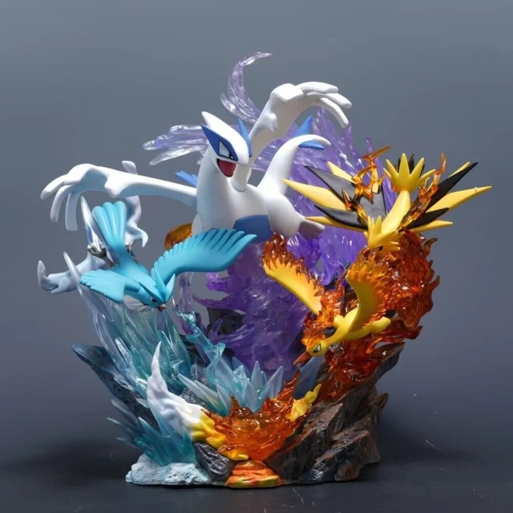 Figurine Pokémon de 31 cm représentant Lugia, Artikodin, Sulfura et Électhor dans une scène dynamique avec eau, glace, feu et éclairs.