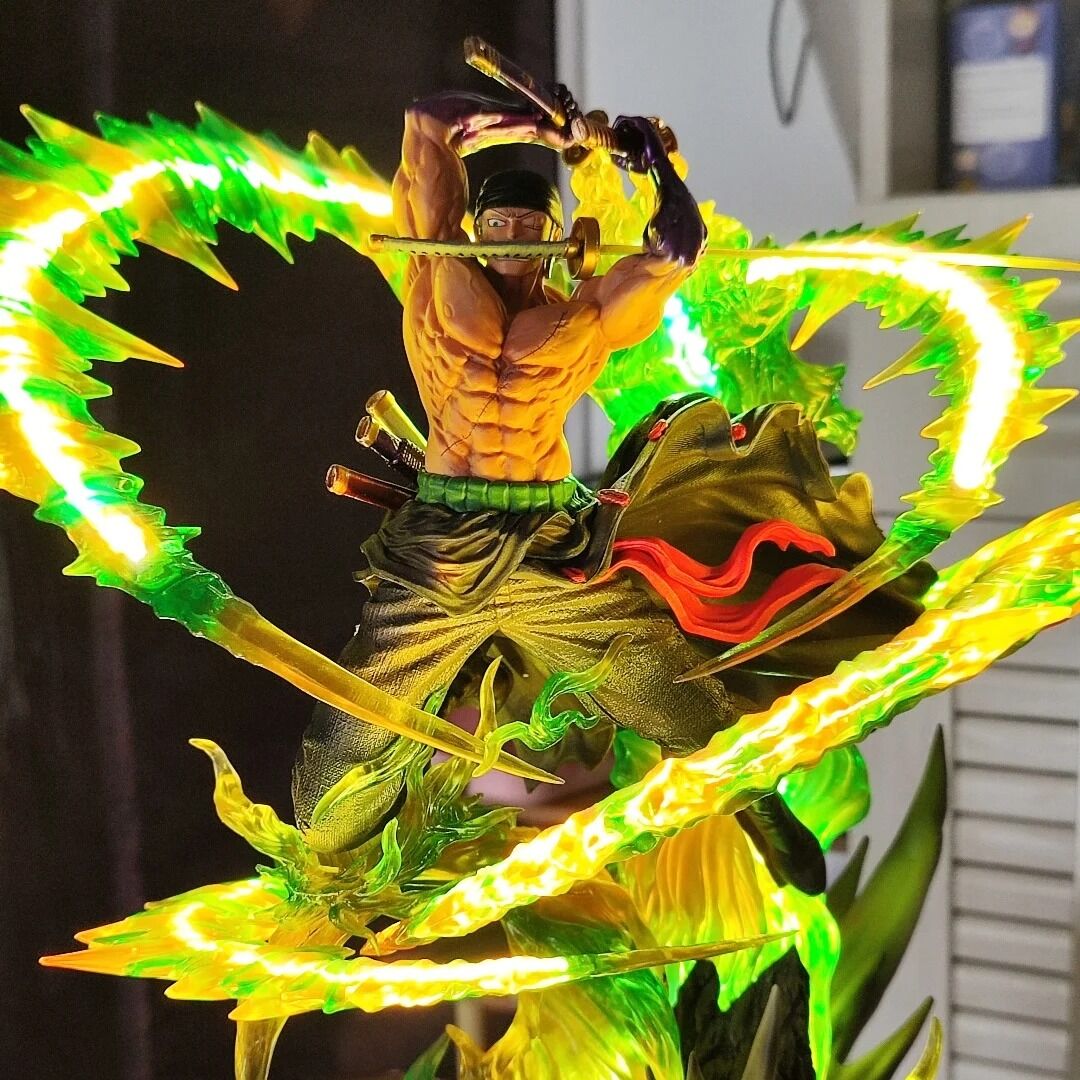 Figurine Zoro – One Piece – 30 cm – triple sabre avec effets lumineux verts et posture d’attaque