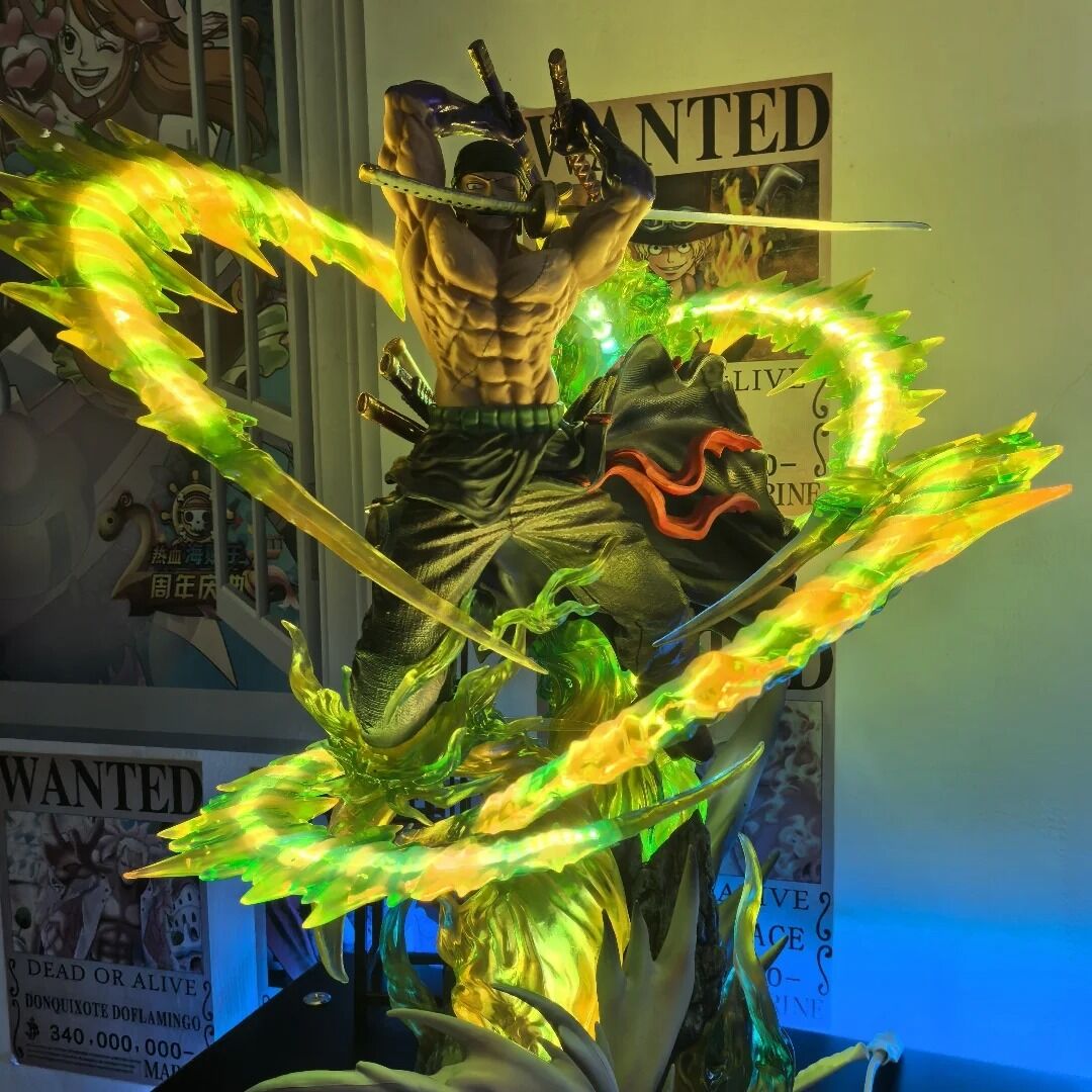 Figurine Zoro – One Piece – 30 cm – triple sabre avec effets lumineux verts et posture d’attaque