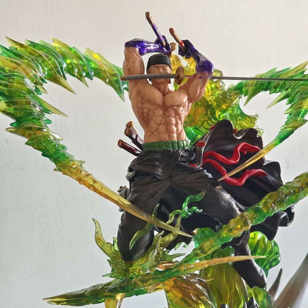 Figurine Zoro – One Piece – 30 cm – triple sabre avec effets lumineux verts et posture d’attaque