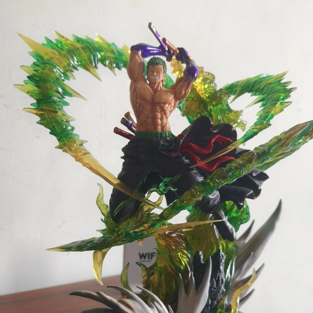 Figurine Zoro – One Piece – 30 cm – triple sabre avec effets lumineux verts et posture d’attaque