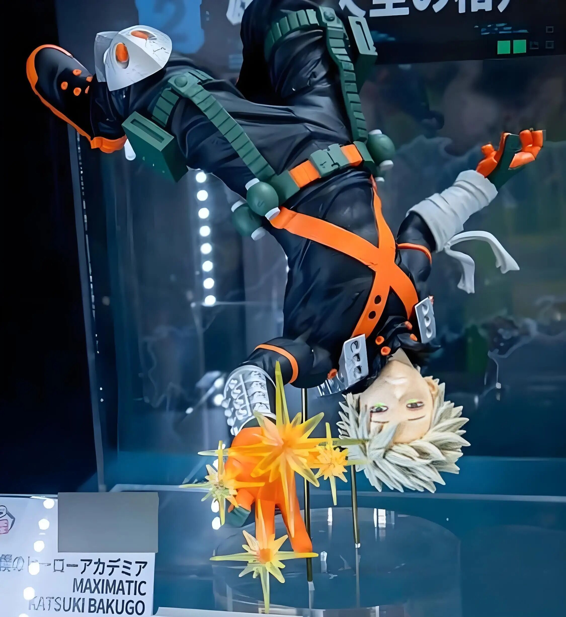 Figurine de Bakugou Katsuki en pose aérienne inversée avec effets d'explosion – My Hero Academia.