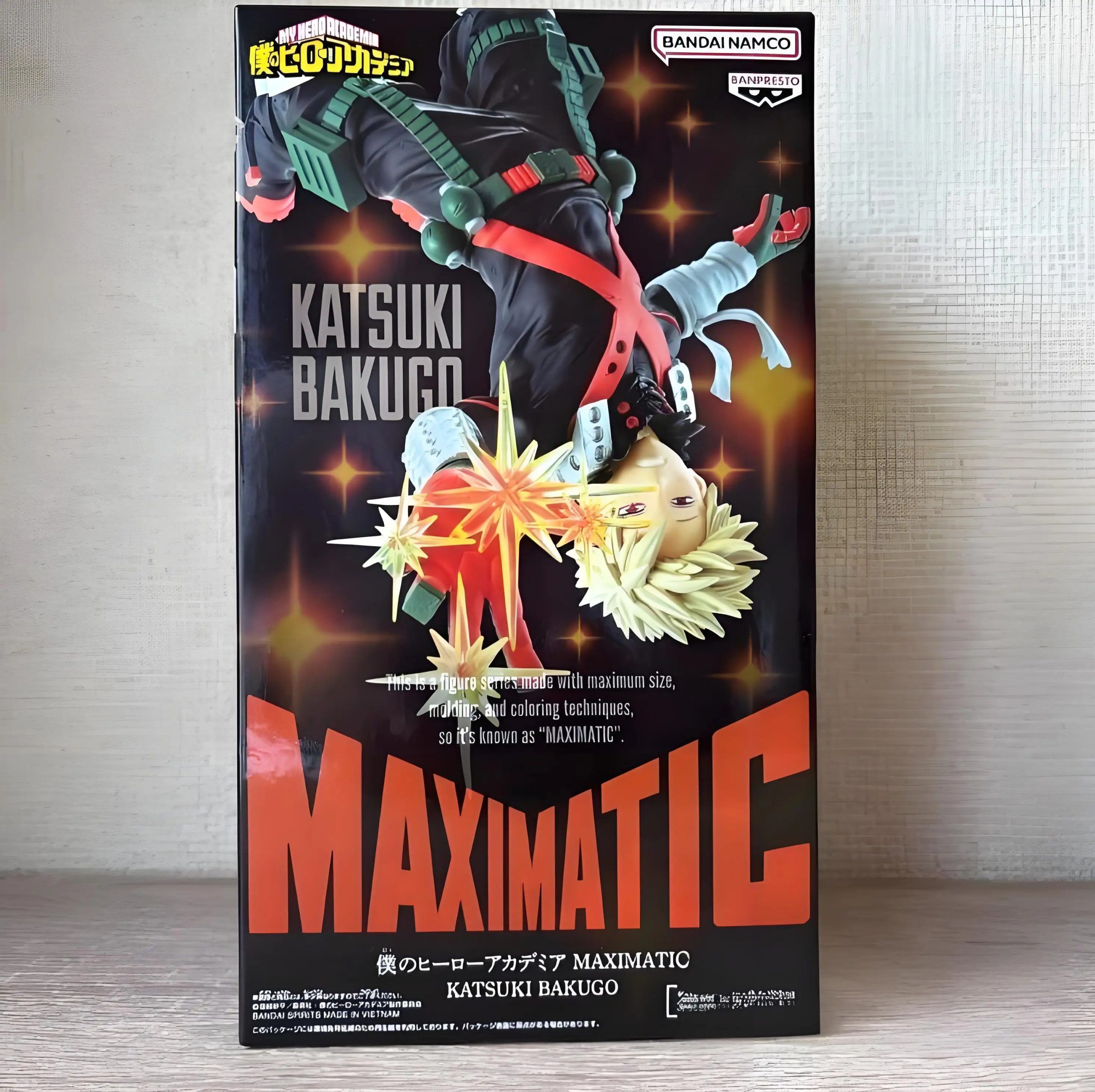 Figurine de Bakugou Katsuki en pose aérienne inversée avec effets d'explosion – My Hero Academia.